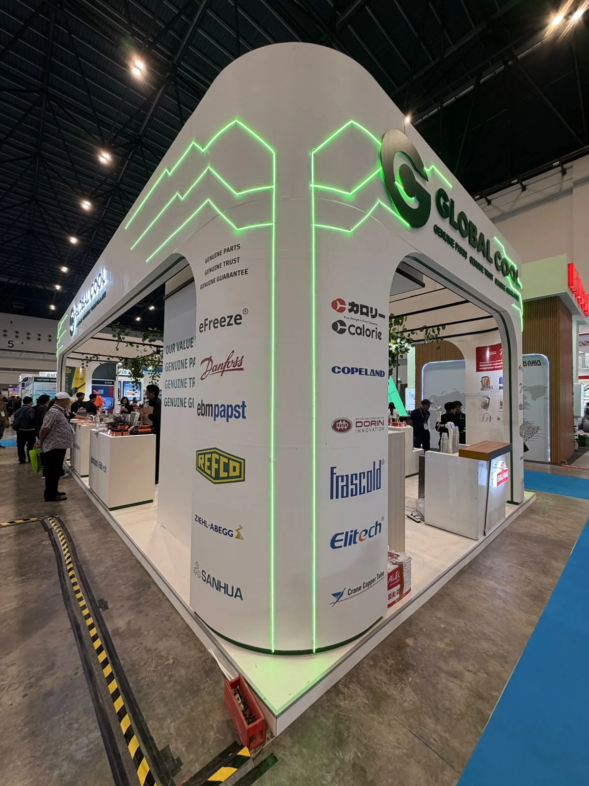 Open entrance at the corner of the exhibition booth