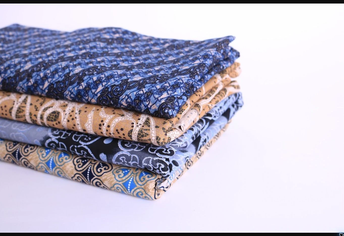 Motif biru & krem