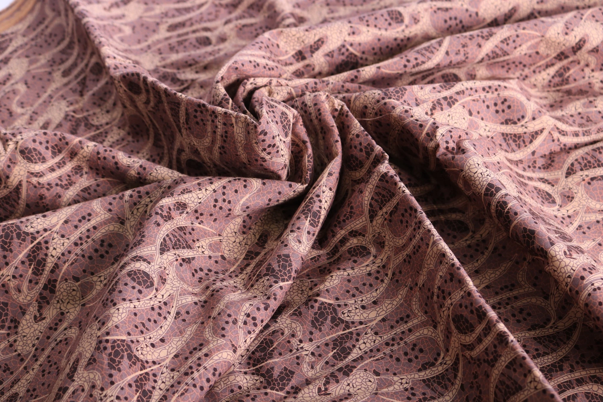 Detail kain bermotif dari koleksi CTT