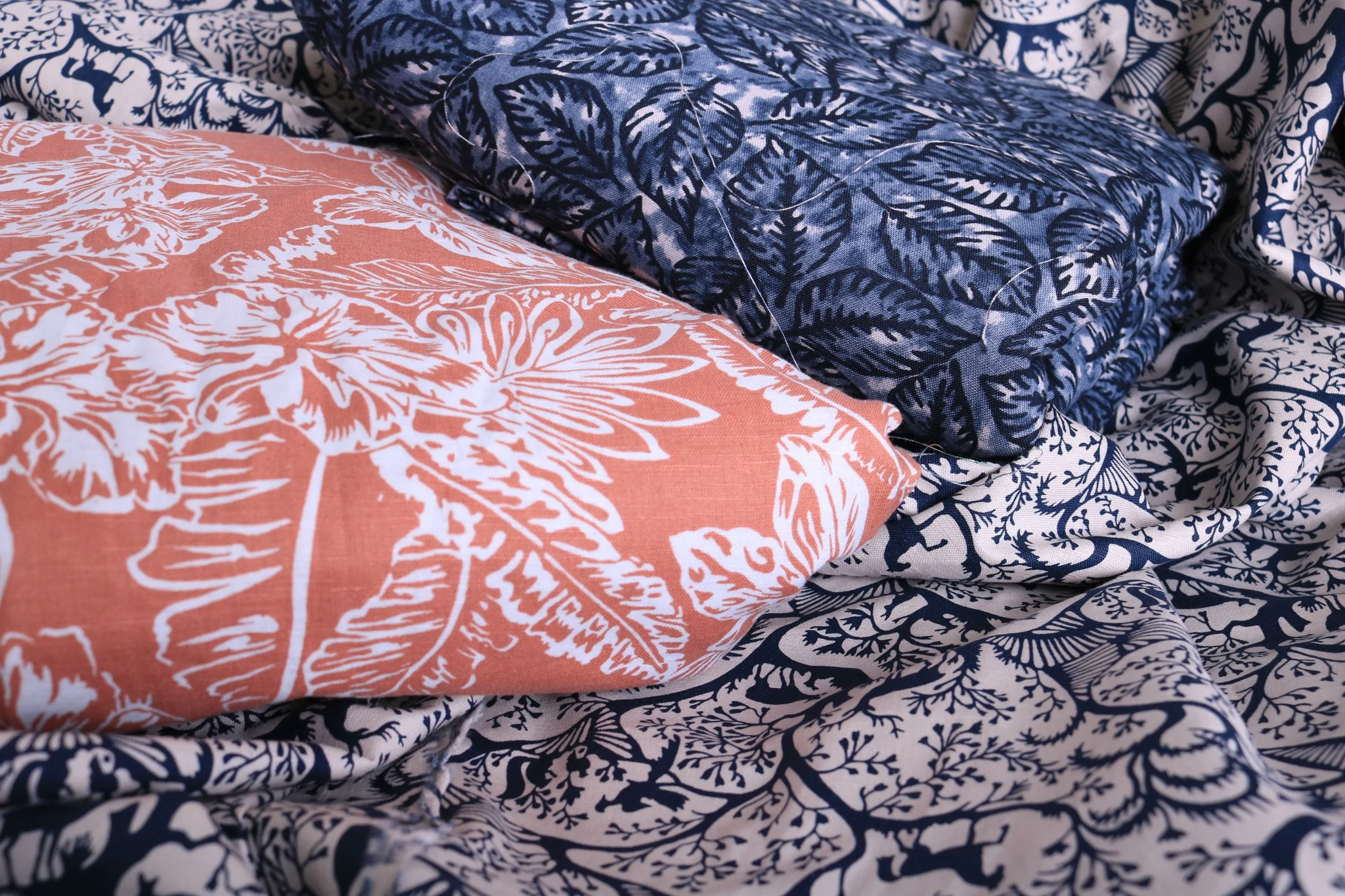 Kain bermotif biru, putih, dan coral dari koleksi CTT