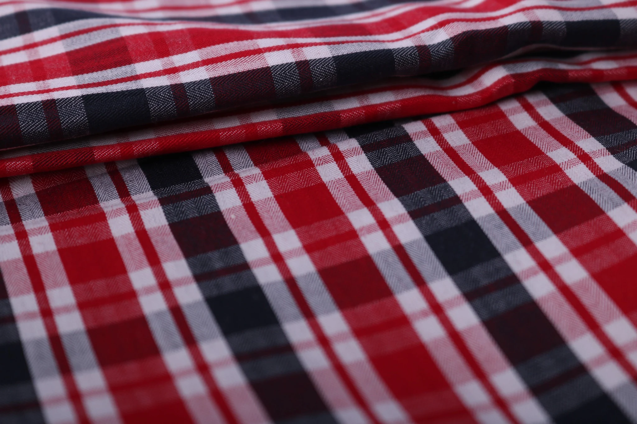 Kain kotak-kotak merah dengan teknik yarn dyed